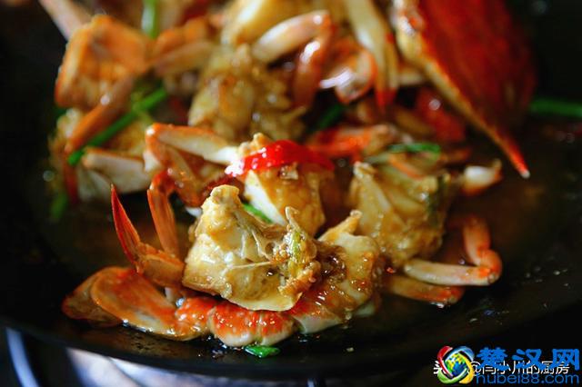 螃蟹怎么做简单又好吃？葱姜炒蟹味道鲜美可口制作方便快捷