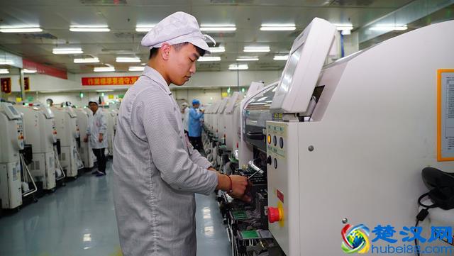 实地探访富士康产线：一台小米9诞生需要经过近百道工序