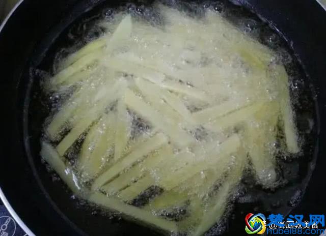 肯德基的炸薯条是怎么做的？大厨教你一招，薯条又酥又脆特好！