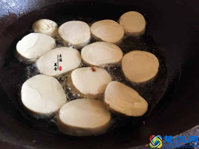 红烧素鸡很多人都会烧，注意要先这样处理，烧出来的素鸡更好吃