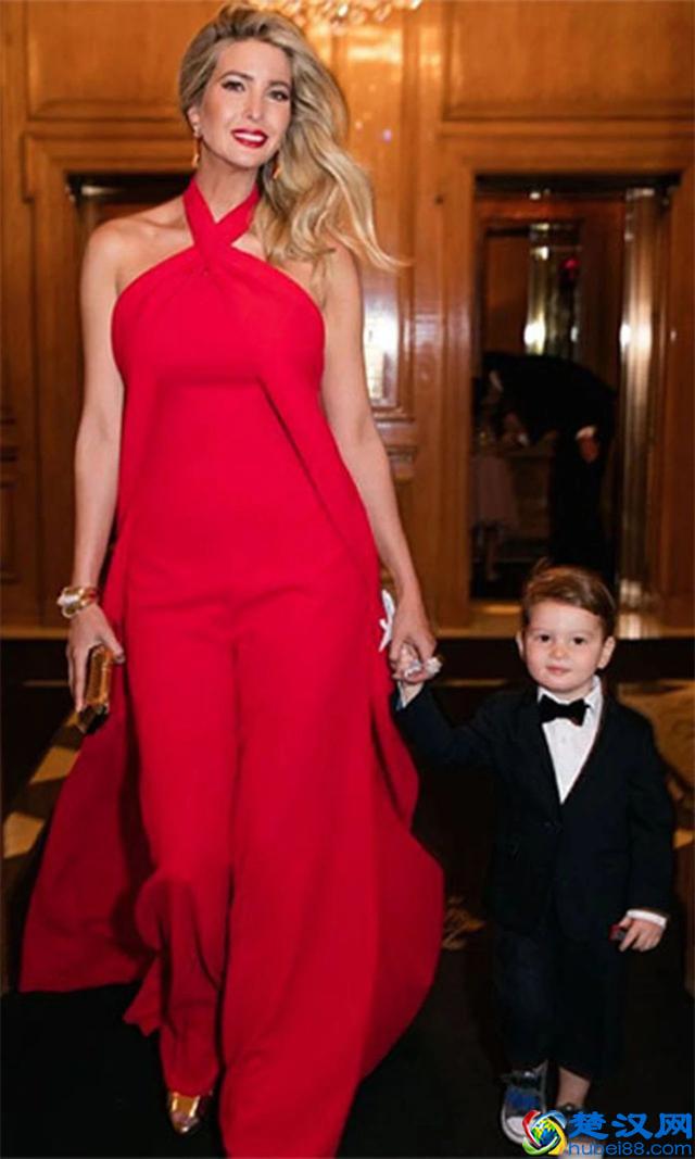 美国第一千金伊万卡，在外面给儿子穿小西装，在家和儿子走模特步