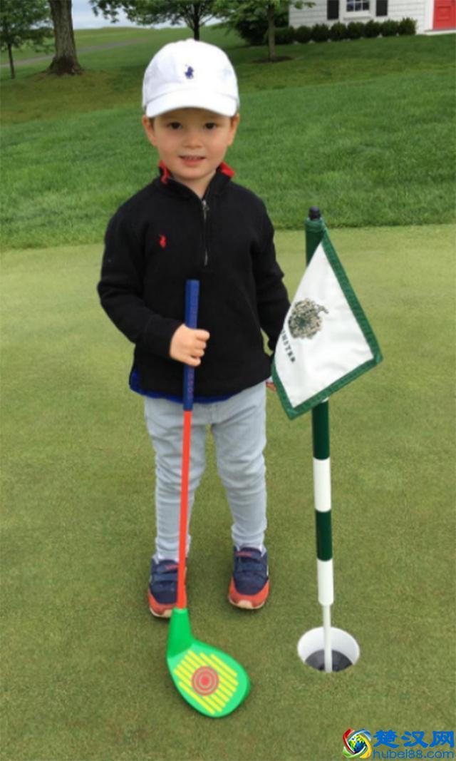 美国第一千金伊万卡，在外面给儿子穿小西装，在家和儿子走模特步