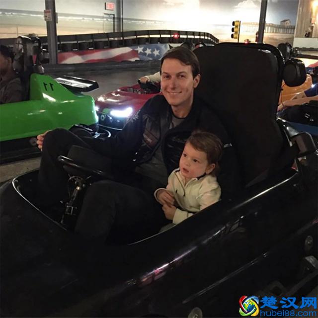 美国第一千金伊万卡，在外面给儿子穿小西装，在家和儿子走模特步