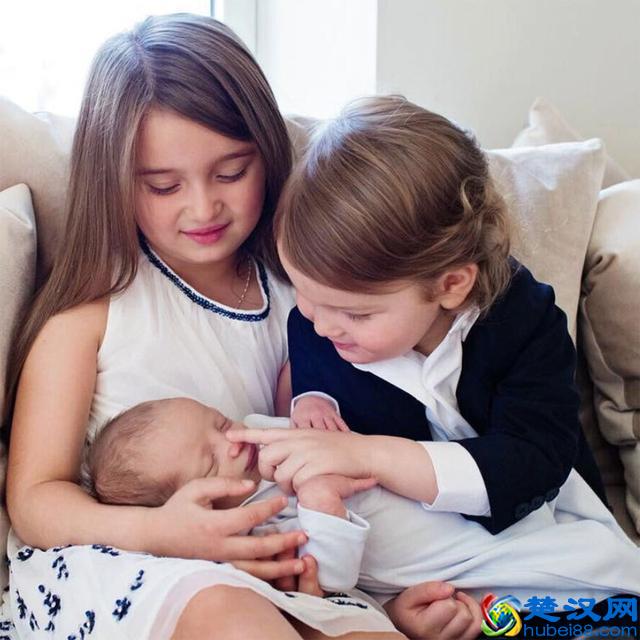 美国第一千金伊万卡，在外面给儿子穿小西装，在家和儿子走模特步