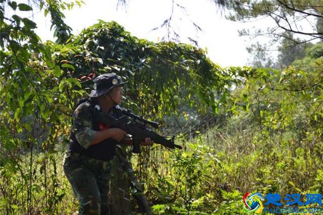 中大拓展训练开展枪战圈真人CS活动