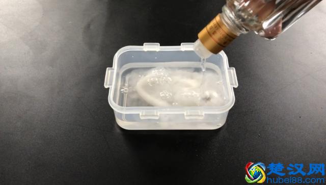 油烟机上的油渍太难清洗？试试这个万能清洁剂，油烟机彻底清洁！