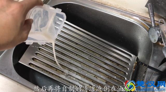 油烟机上的油渍太难清洗？试试这个万能清洁剂，油烟机彻底清洁！