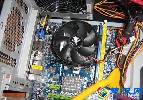 电脑突然黑屏怎么解决？