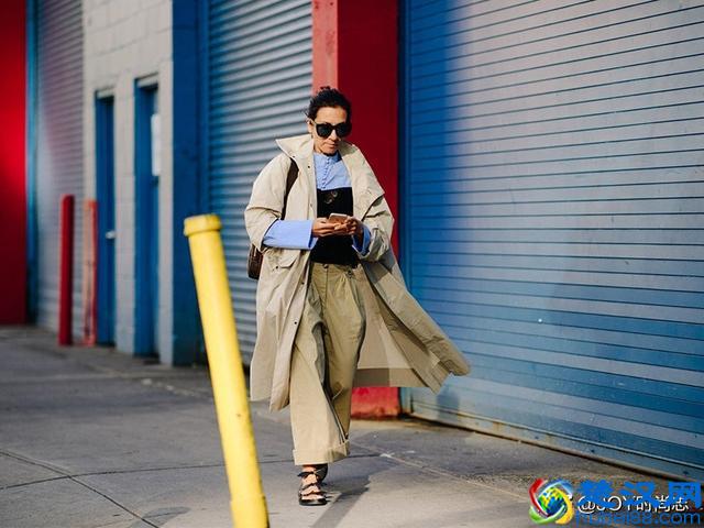 卡其色看似平淡，与这三种颜色搭配才高级