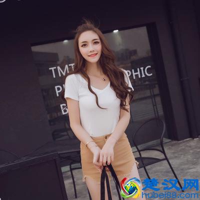 卡其色短裤配什么颜色上衣