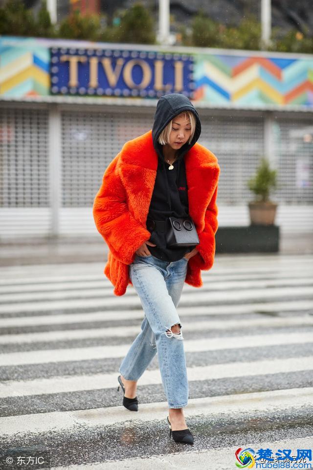 橘色外套里面穿什么？那些你不在乎的内搭