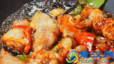 大街小巷都在卖的黄焖鸡，到底好吃在哪里？