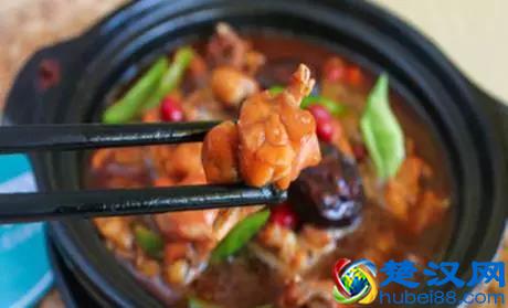 大街小巷都在卖的黄焖鸡，到底好吃在哪里？