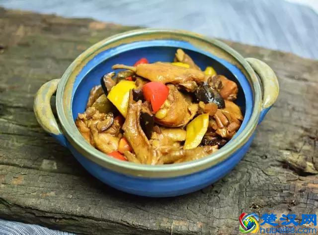 大街小巷都在卖的黄焖鸡，到底好吃在哪里？