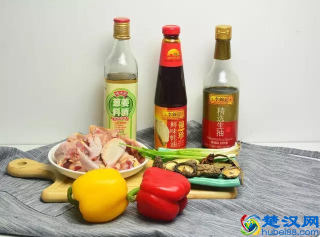 大街小巷都在卖的黄焖鸡，到底好吃在哪里？