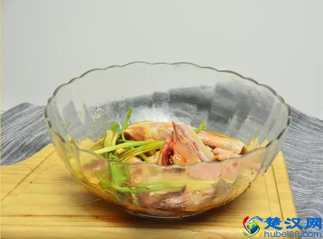 大街小巷都在卖的黄焖鸡，到底好吃在哪里？