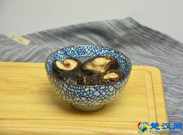 大街小巷都在卖的黄焖鸡，到底好吃在哪里？