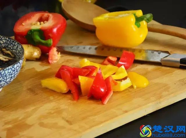 大街小巷都在卖的黄焖鸡，到底好吃在哪里？