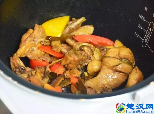 大街小巷都在卖的黄焖鸡，到底好吃在哪里？