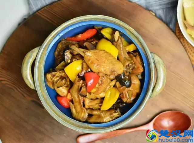 大街小巷都在卖的黄焖鸡，到底好吃在哪里？