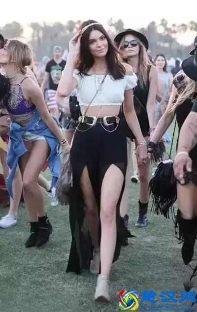 黑色长裙搭配什么鞋子好看？