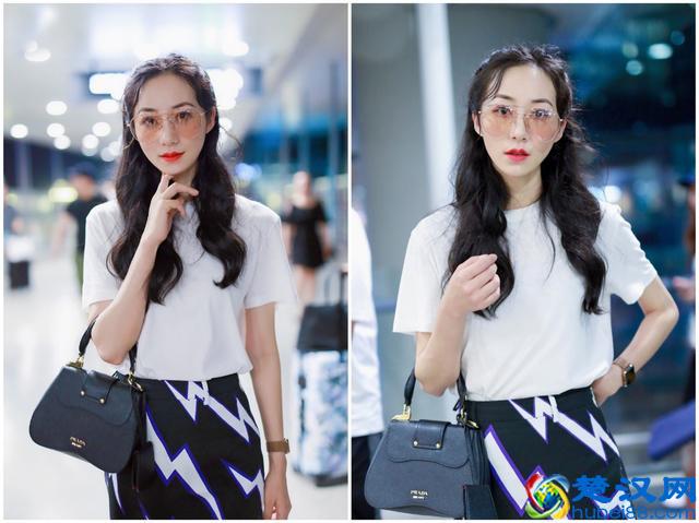 韩雪白T+半身裙，36岁还打扮成少女，网友：发型才是减龄关键