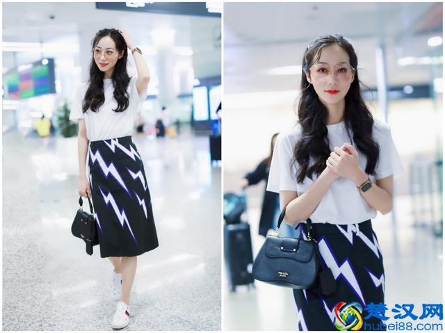 韩雪白T+半身裙，36岁还打扮成少女，网友：发型才是减龄关键