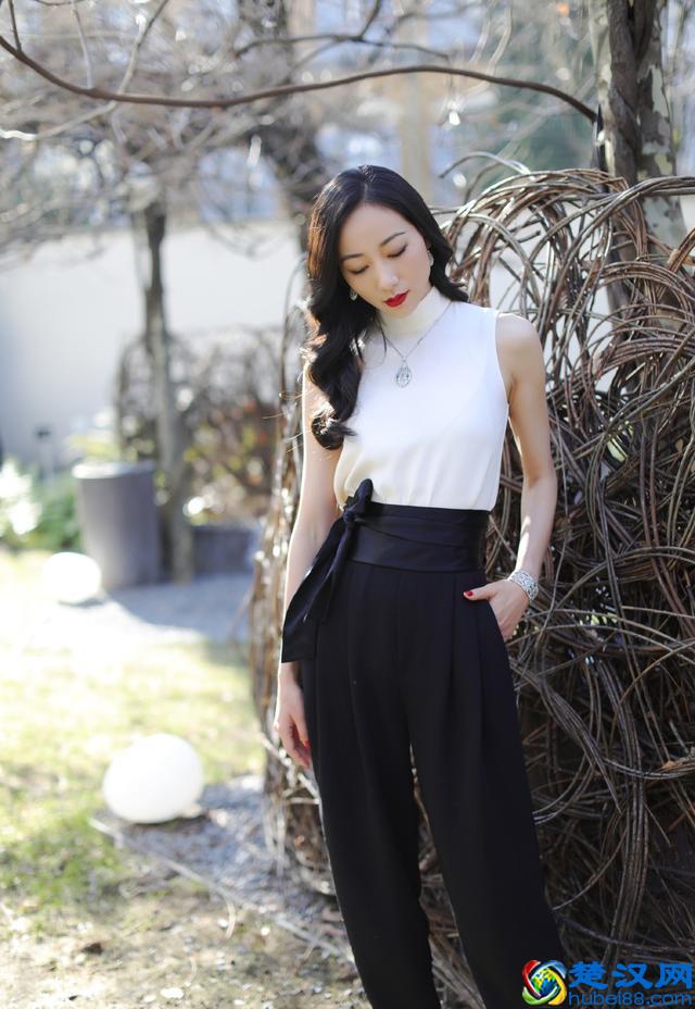 韩雪白T+半身裙，36岁还打扮成少女，网友：发型才是减龄关键