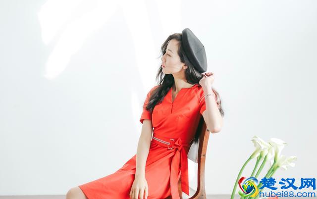 韩雪白T+半身裙，36岁还打扮成少女，网友：发型才是减龄关键