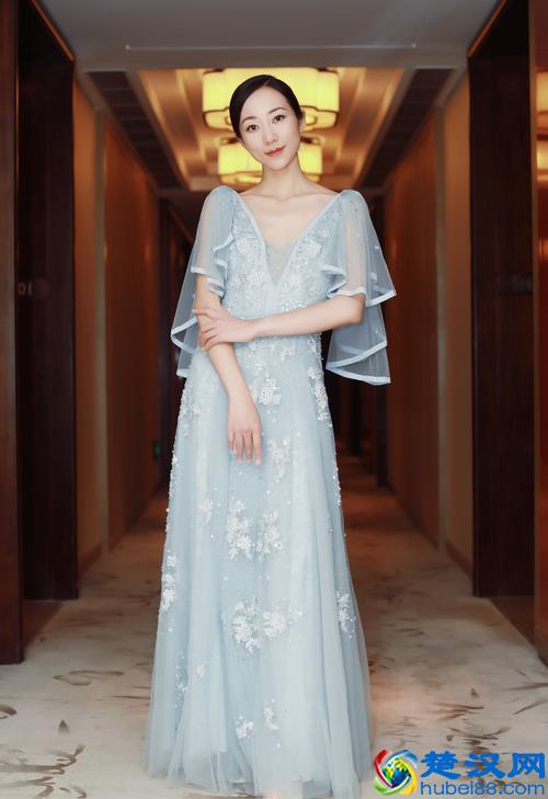 韩雪白T+半身裙，36岁还打扮成少女，网友：发型才是减龄关键