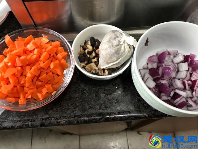 卤肉饭最正宗做法，一家人一个菜全搞定，加了洋葱酥的卤肉饭更香