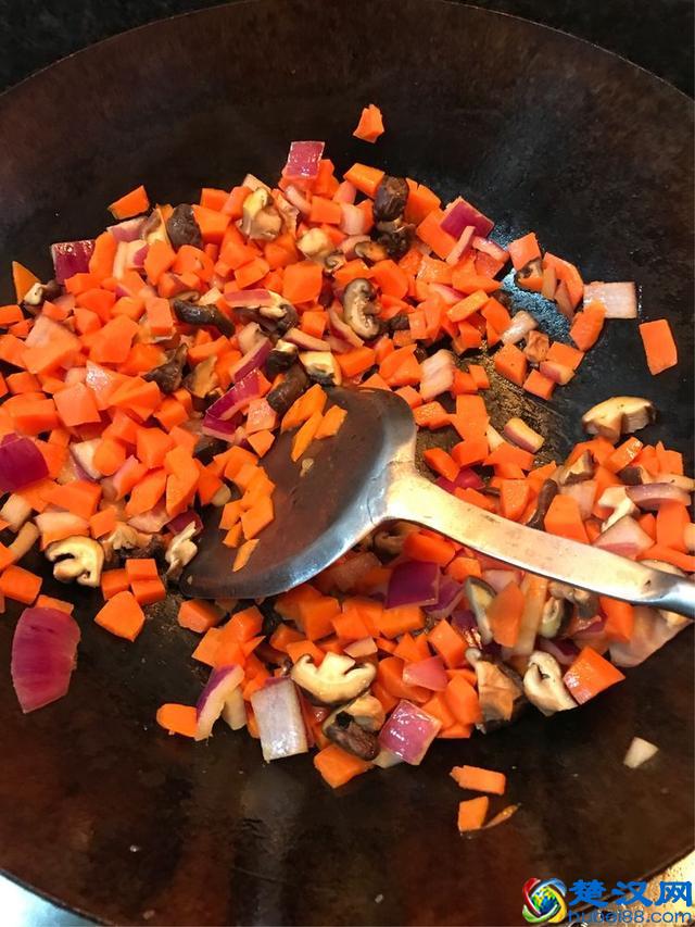 卤肉饭最正宗做法，一家人一个菜全搞定，加了洋葱酥的卤肉饭更香