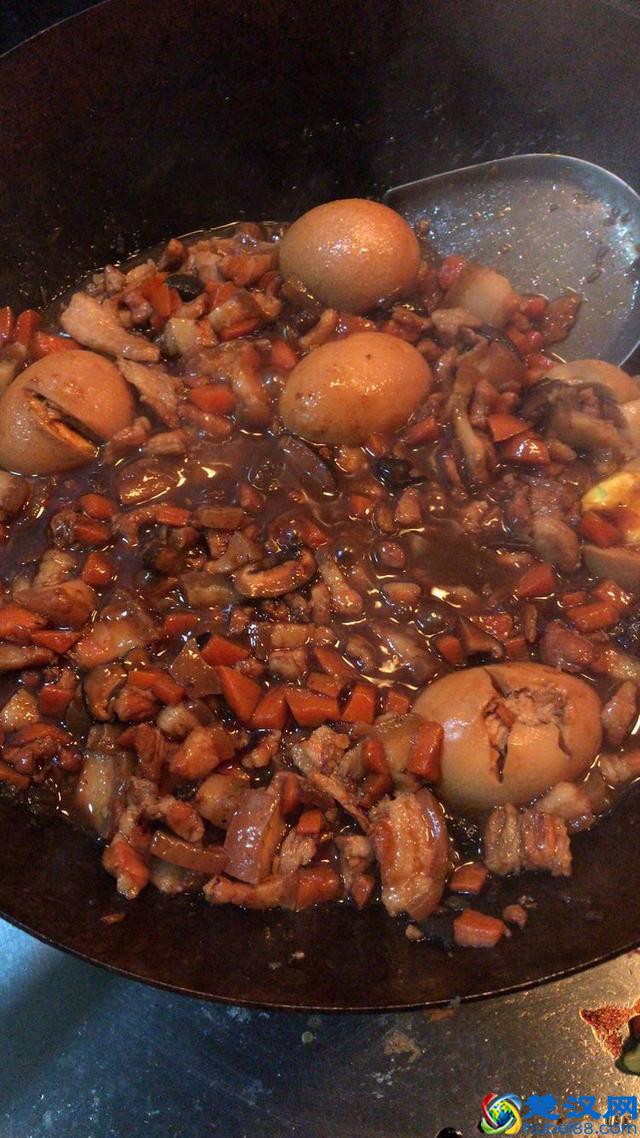 卤肉饭最正宗做法，一家人一个菜全搞定，加了洋葱酥的卤肉饭更香