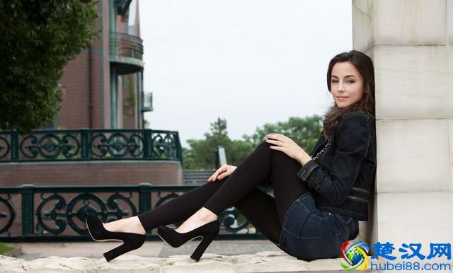 黑色打底裤不是万能的，如何根据穿衣颜色搭裤袜