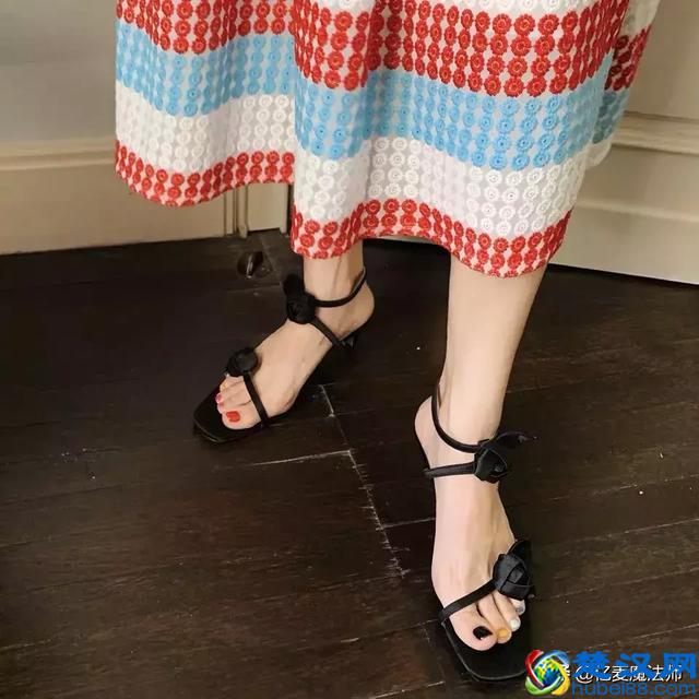 谁说脚胖脚丑不能穿凉鞋？避免这四种，怎么穿怎么好看时髦