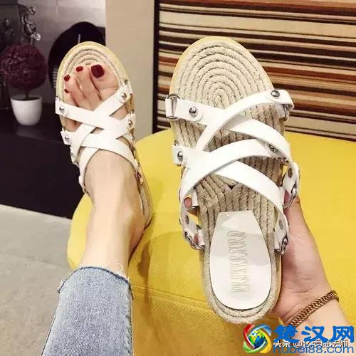 谁说脚胖脚丑不能穿凉鞋？避免这四种，怎么穿怎么好看时髦