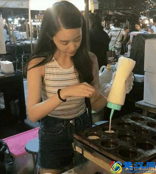 90后美女摆路边摊，做出的小吃味道一般，10元一个顾客却抢着买