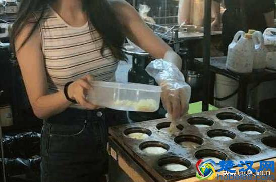 90后美女摆路边摊，做出的小吃味道一般，10元一个顾客却抢着买