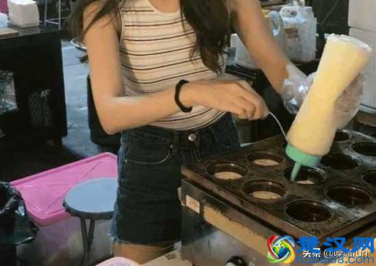 90后美女摆路边摊，做出的小吃味道一般，10元一个顾客却抢着买