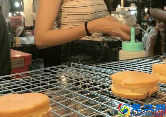 90后美女摆路边摊，做出的小吃味道一般，10元一个顾客却抢着买