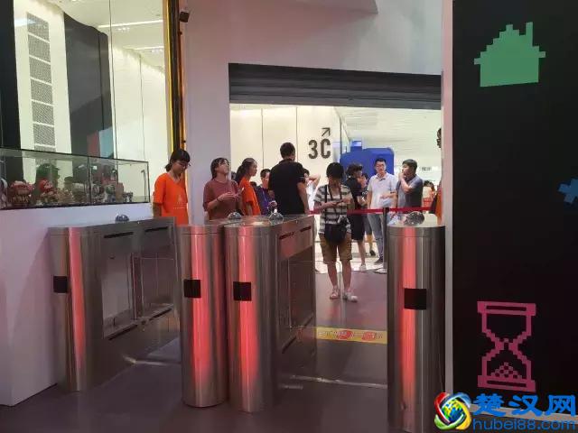 “阿里无人超市！为啥我进不去！”“你用的是老公的淘宝号啊”