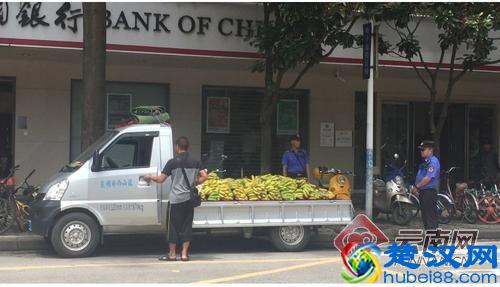 哭笑不得！昆明城管“眼神执法” 强势围观盯走占道小贩