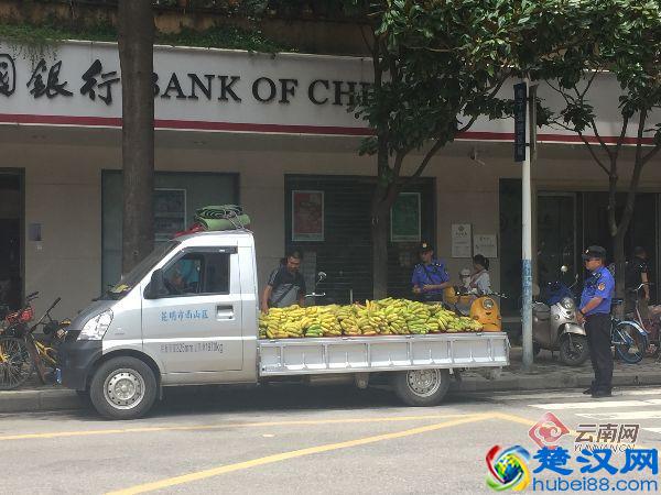 哭笑不得！昆明城管“眼神执法” 强势围观盯走占道小贩