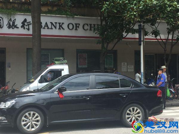 哭笑不得！昆明城管“眼神执法” 强势围观盯走占道小贩