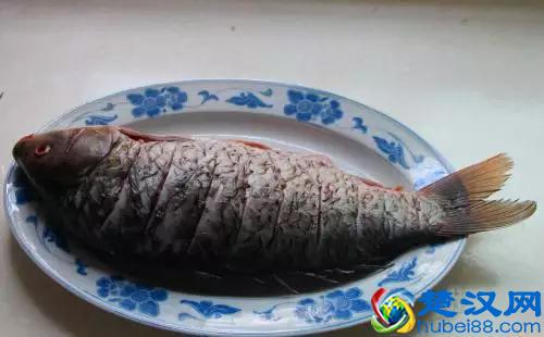 红烧鱼的家常做法，不粘锅不掉皮，比饭店做的都好吃