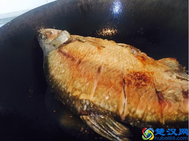 红烧鱼的家常做法，不粘锅不掉皮，比饭店做的都好吃