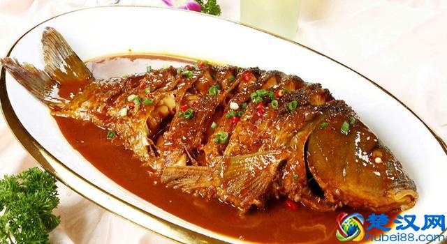 红烧鱼的家常做法，不粘锅不掉皮，比饭店做的都好吃