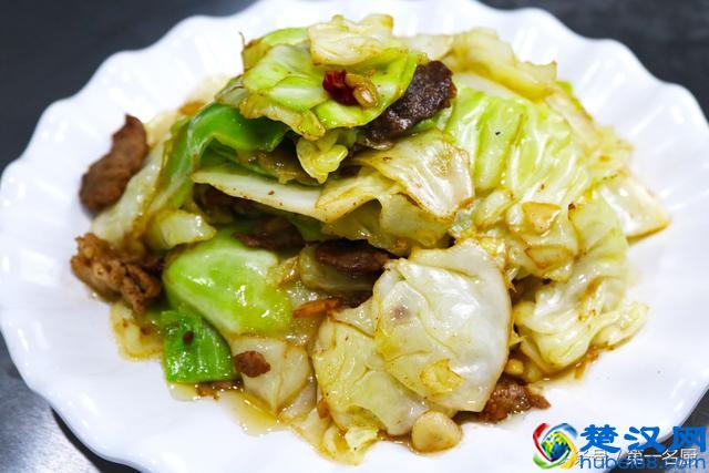 手撕包菜怎样做好吃？大厨教你一个妙招，炒出来口感爽脆，味道美