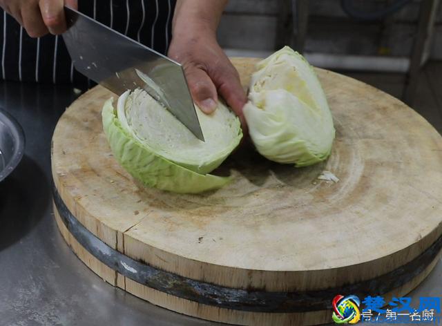 手撕包菜怎样做好吃？大厨教你一个妙招，炒出来口感爽脆，味道美