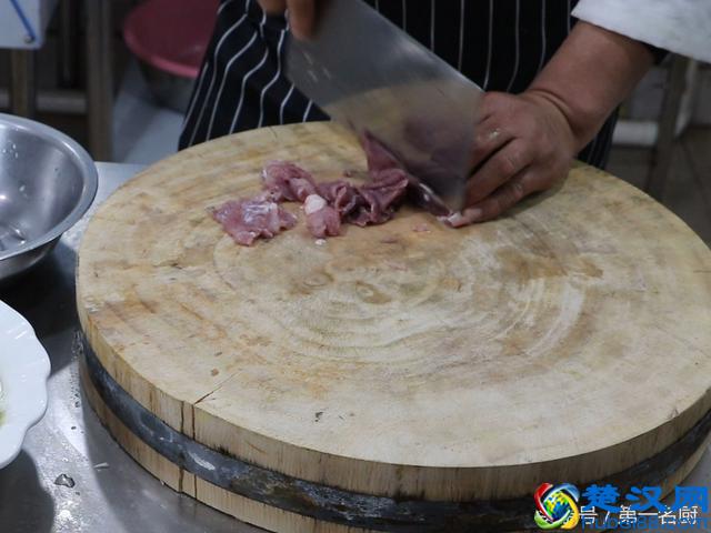 手撕包菜怎样做好吃？大厨教你一个妙招，炒出来口感爽脆，味道美